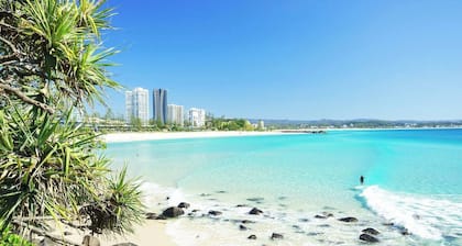Hola Kirra Ocean Blue Beachfront Oasis w Balcony