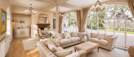 Smart TV, fireplace