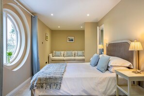 5 habitaciones, tabla de planchar con plancha, internet y ropa de cama 