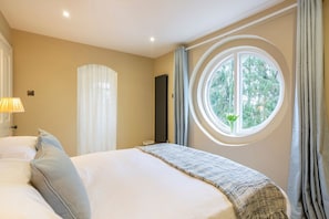 5 bedrooms, iron/ironing board, Internet, bed sheets