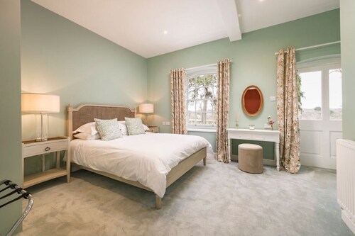 Clock Coach House - Five Bedroom Villa, Sleeps 10