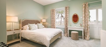 Clock Coach House - Five Bedroom Villa, Sleeps 10