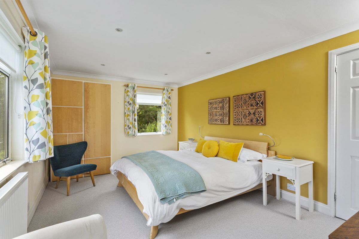 5 bedrooms, iron/ironing board, internet, bed sheets