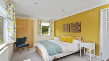 5 bedrooms, iron/ironing board, internet, bed sheets
