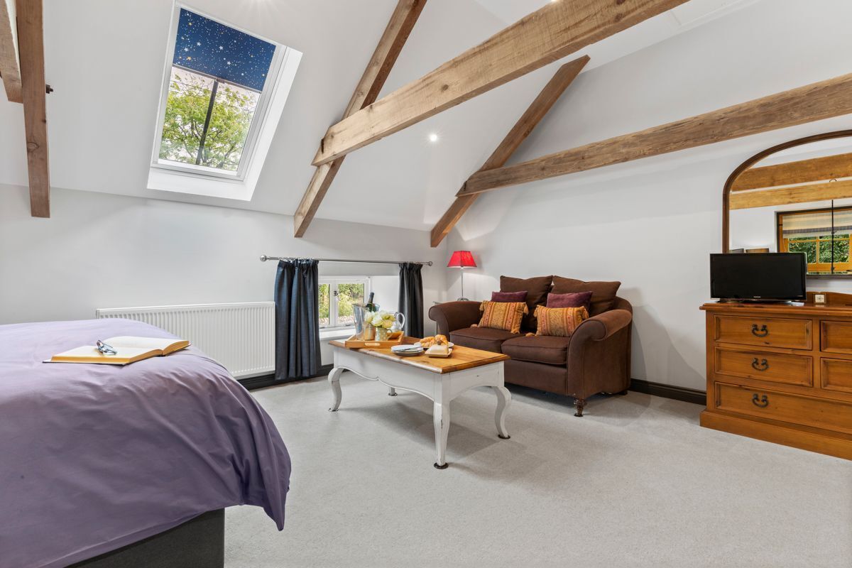 5 bedrooms, iron/ironing board, internet, bed sheets