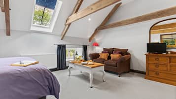5 bedrooms, iron/ironing board, internet, bed sheets