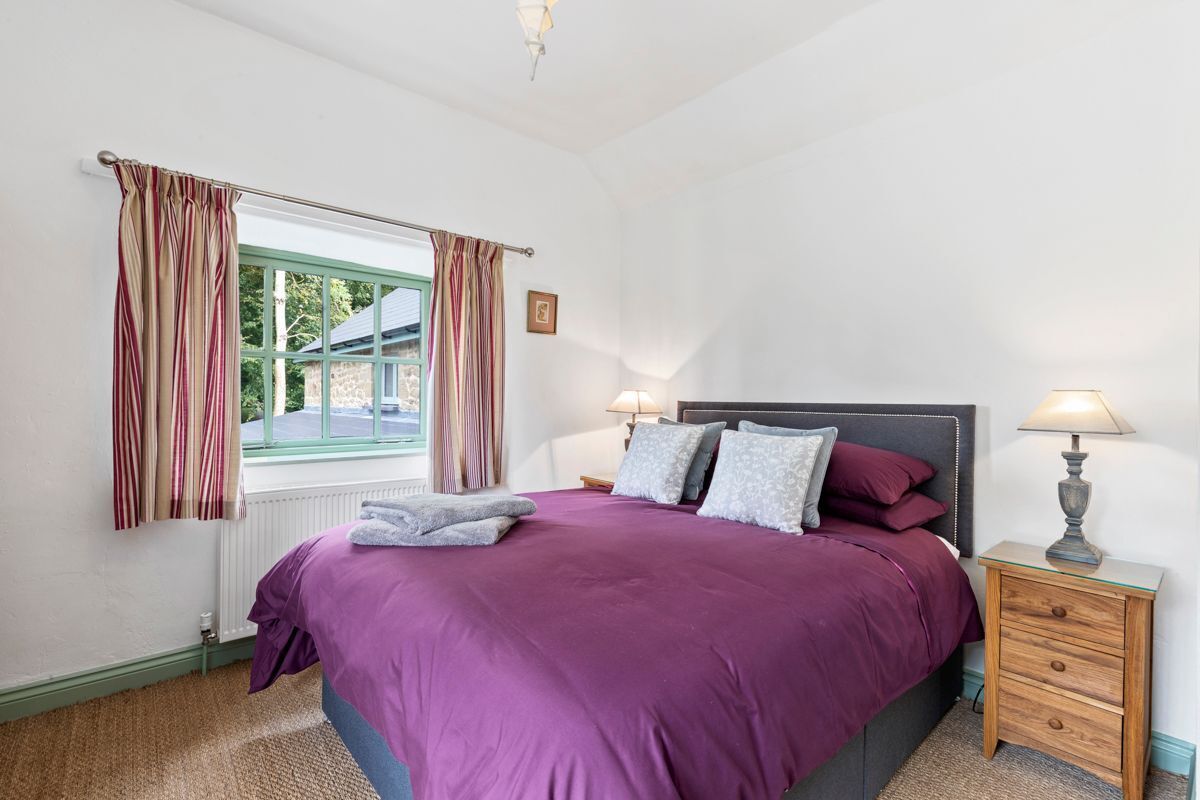 5 bedrooms, iron/ironing board, Internet, bed sheets