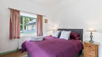 5 bedrooms, iron/ironing board, Internet, bed sheets