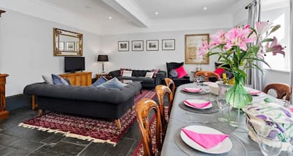 Welsh Coach House - Five Bedroom Villa, Sleeps 9