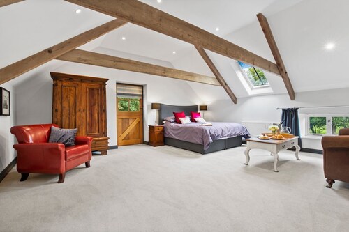 Welsh Coach House - Five Bedroom Villa, Sleeps 9