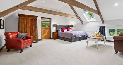 Welsh Coach House - Five Bedroom Villa, Sleeps 9