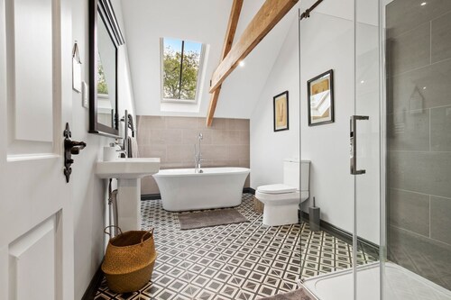 Welsh Coach House - Five Bedroom Villa, Sleeps 9