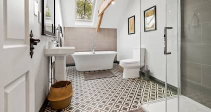 Welsh Coach House - Five Bedroom Villa, Sleeps 9