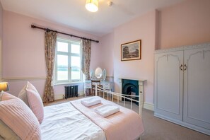 10 bedrooms, iron/ironing board, internet, bed sheets