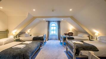 10 bedrooms, iron/ironing board, Internet, bed sheets
