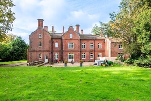 Exterior - Filigree Manor - Ten Bedroom Villa, Sleeps 29 (Bessingham)