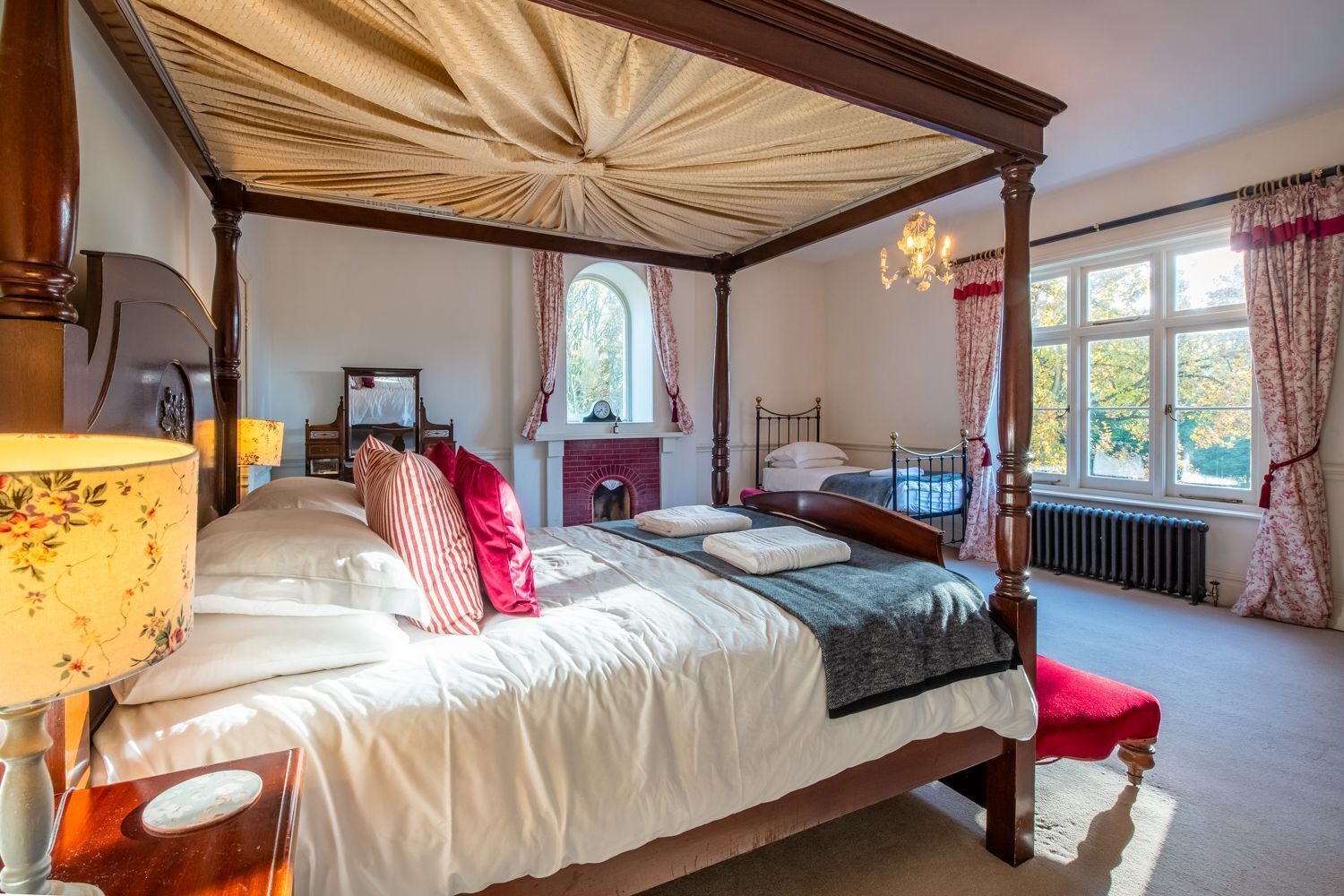 10 bedrooms, iron/ironing board, Internet, bed sheets