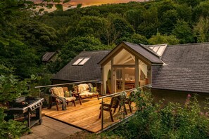 Outdoor dining - The Sail Loft - Four Bedroom Villa, Sleeps 8 (Y Felinheli)