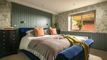 4 bedrooms, iron/ironing board, Internet, bed sheets