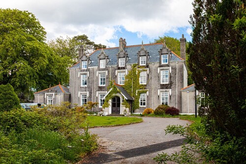 Pendragon Manor - Nine Bedroom Villa, Sleeps 18