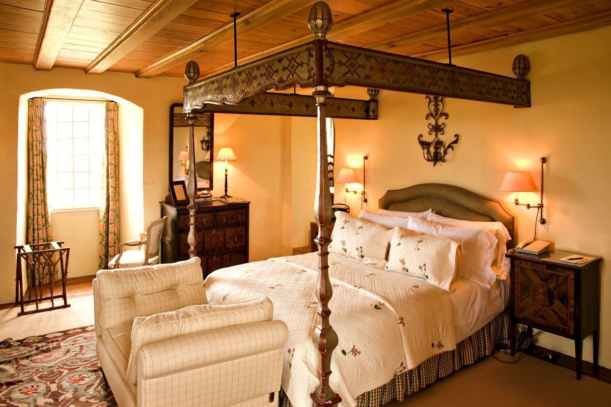10 bedrooms, iron/ironing board, Internet, bed sheets