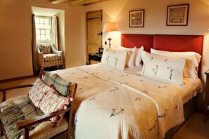 10 bedrooms, iron/ironing board, internet, bed sheets