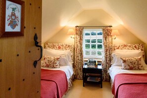 10 bedrooms, iron/ironing board, internet, bed sheets