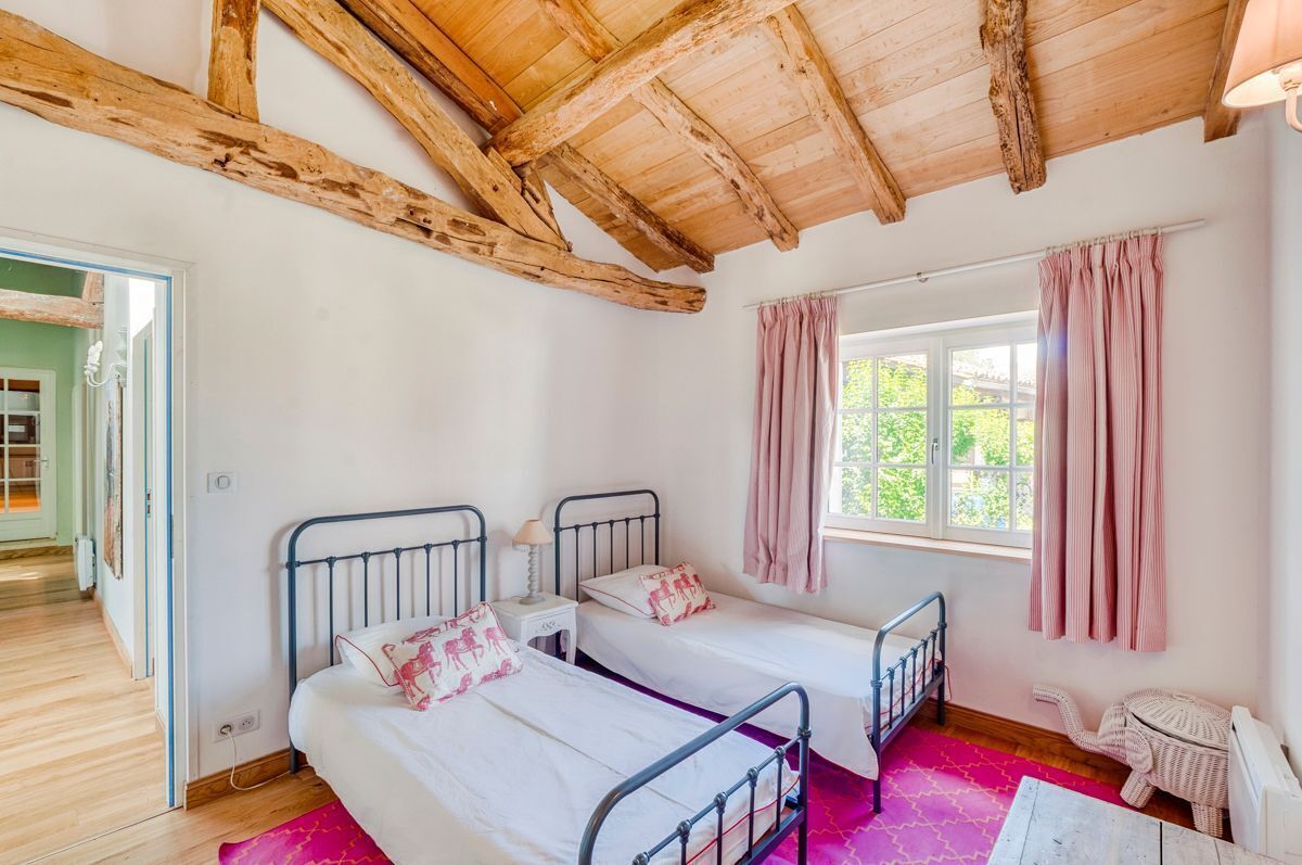 6 bedrooms, iron/ironing board, Internet, bed sheets