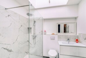Hair dryer, towels - Maison Merisier - Six Bedroom Villa, Sleeps 14 (Montpon-Ménestérol)