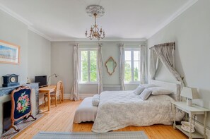 6 bedrooms, iron/ironing board, Internet, bed sheets - Maison Merisier - Six Bedroom Villa, Sleeps 14 (Montpon-Ménestérol)
