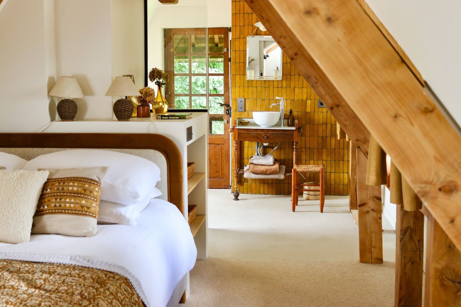 5 bedrooms, iron/ironing board, internet, bed sheets