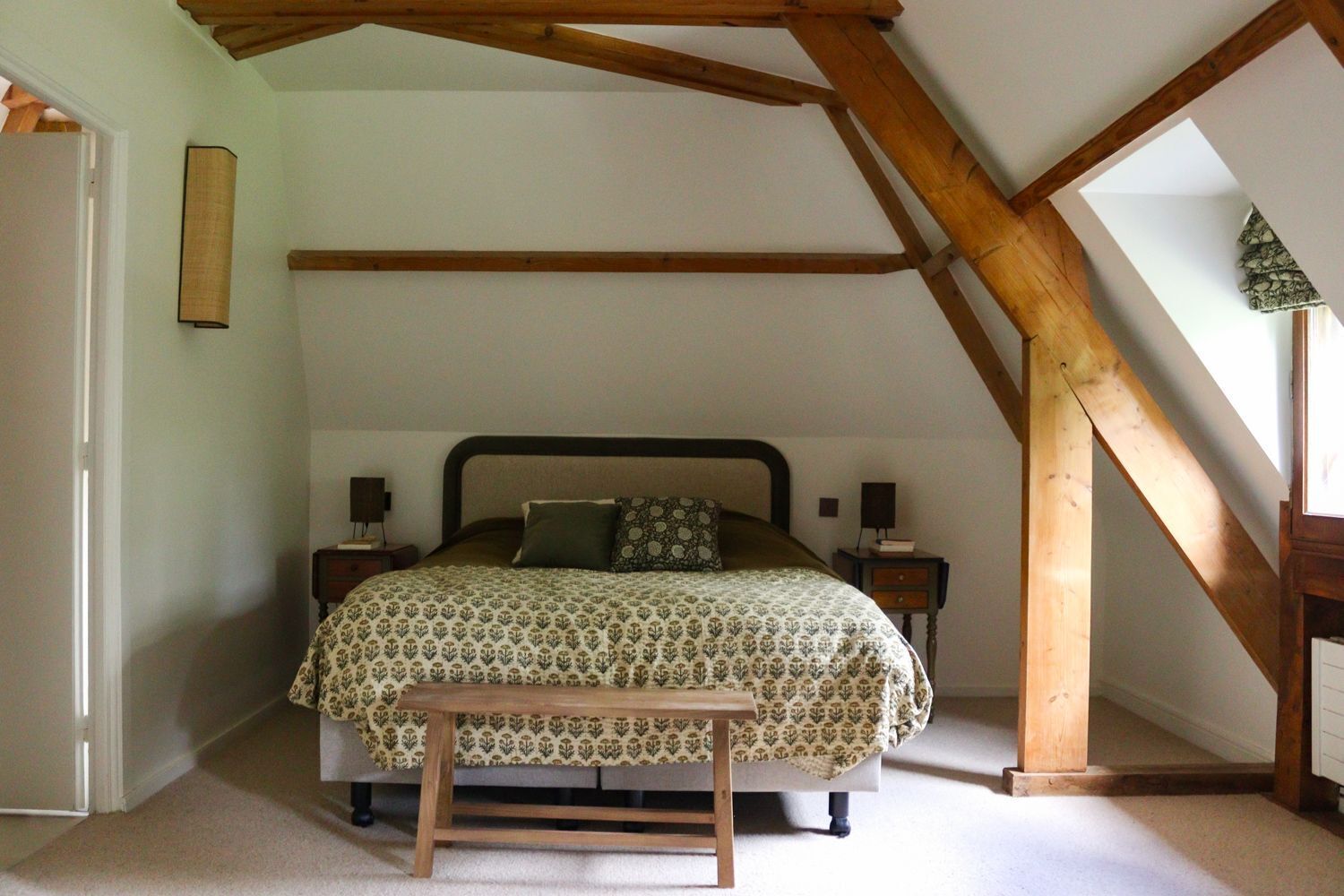 5 bedrooms, iron/ironing board, internet, bed sheets