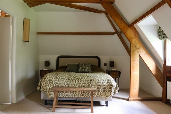 5 bedrooms, iron/ironing board, Internet, bed sheets