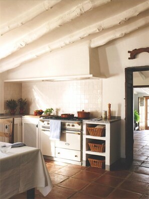 Dishwasher, high chair - Cortijo Maria Camila (Alcaucín)