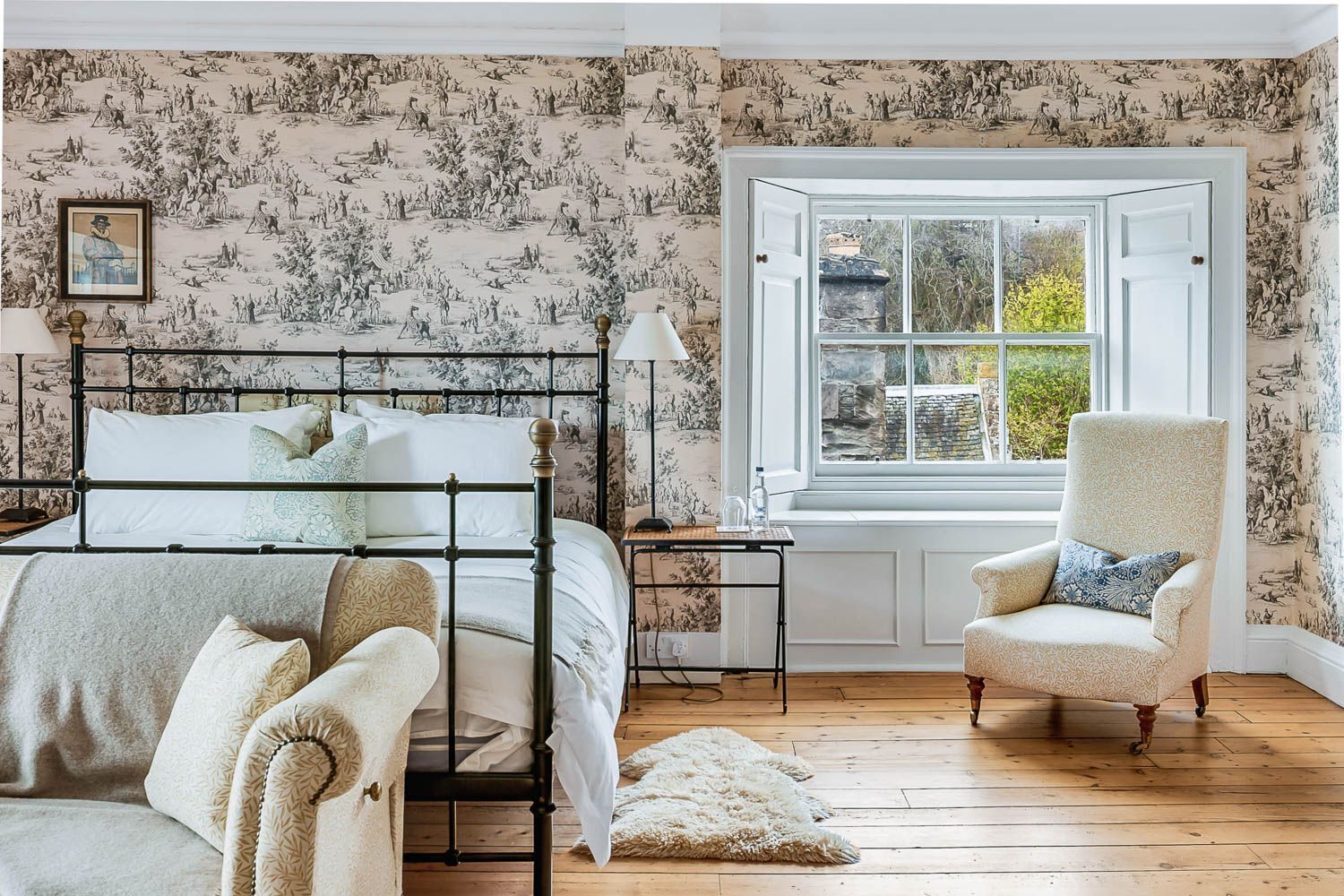 16 bedrooms, iron/ironing board, internet, bed sheets