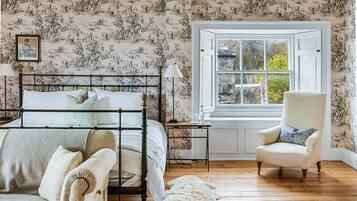 16 bedrooms, iron/ironing board, internet, bed sheets