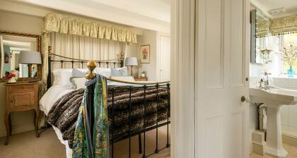 Velvet Retreat - Two Bedroom Villa, Sleeps 4