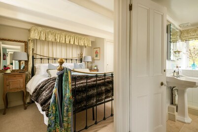 Velvet Retreat - Two Bedroom Villa, Sleeps 4