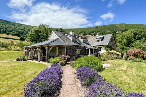 Hillside Farmhouse - Vier Schlafzimmer Villa, Schläft 8