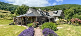 Hillside Farmhouse - Four Bedroom Villa, Sleeps 8