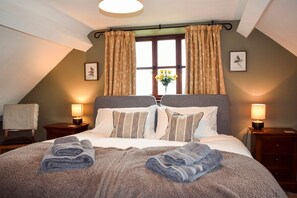 4 bedrooms, iron/ironing board, internet, bed sheets