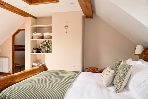 Hillside Farmhouse - Four Bedroom Villa, Sleeps 8