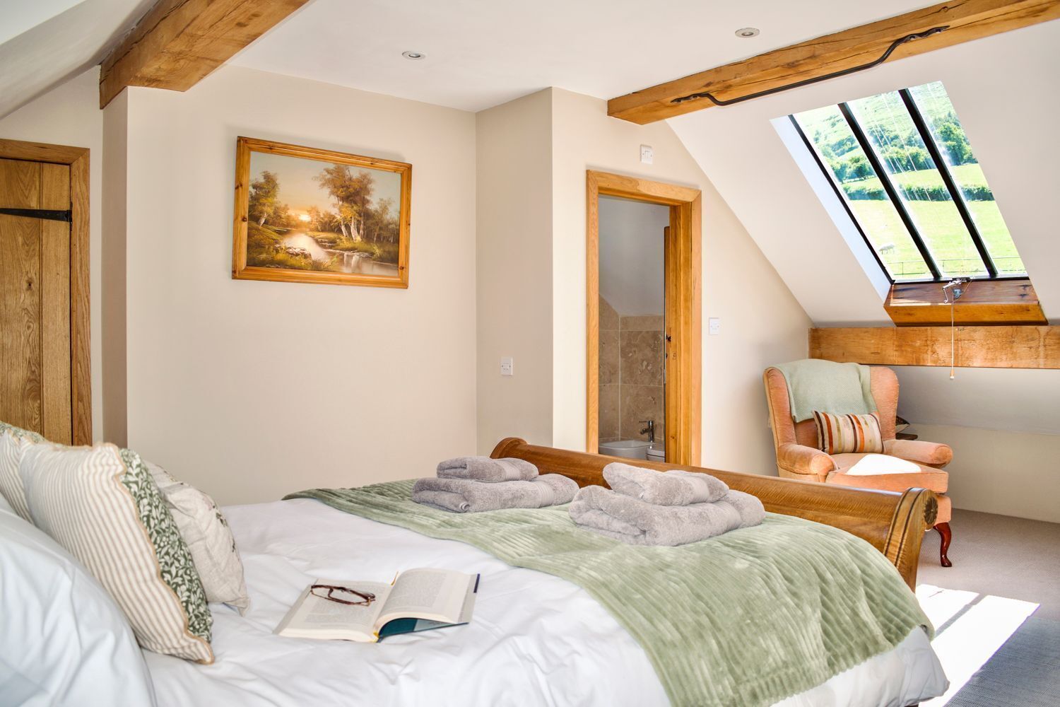 4 bedrooms, iron/ironing board, internet, bed sheets