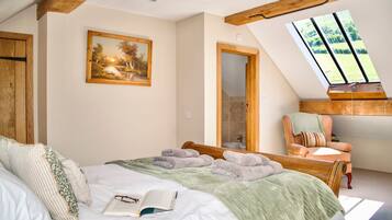 4 bedrooms, iron/ironing board, internet, bed sheets