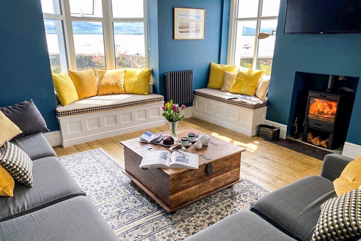 Smart TV, fireplace