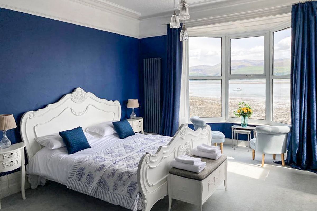8 bedrooms, iron/ironing board, internet, bed sheets