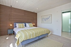 4 bedrooms, iron/ironing board, Internet, bed sheets