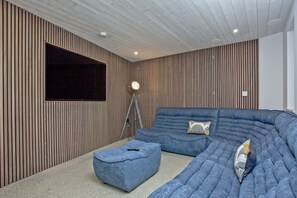 Smart TV, chimenea y reproductor de DVD 