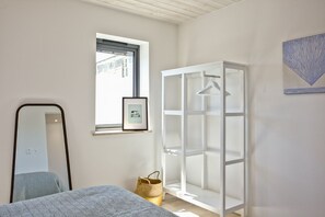 4 bedrooms, iron/ironing board, internet, bed sheets