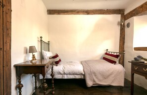 5 bedrooms, iron/ironing board, internet, bed sheets